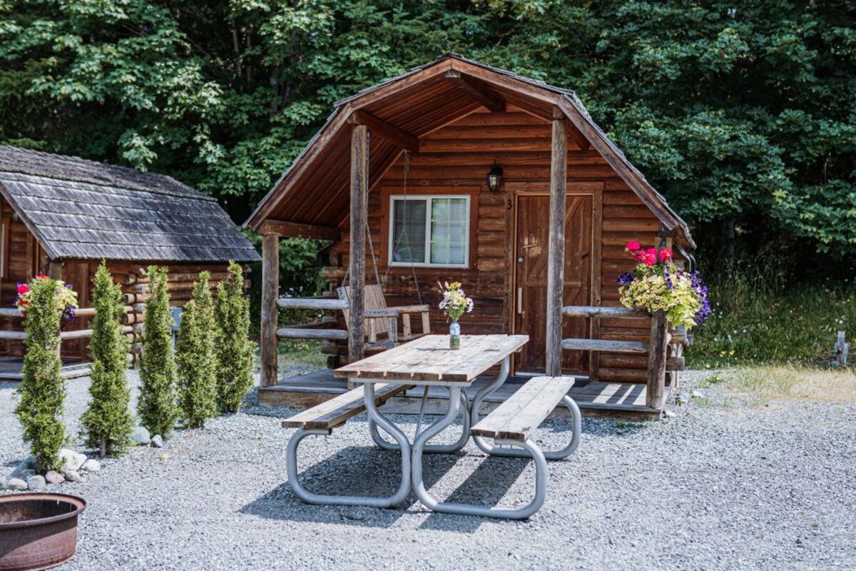 Basic Cabin, Golf View