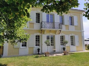 Exterior - Historic mansion with pool by the Garonne river (Tabanac)