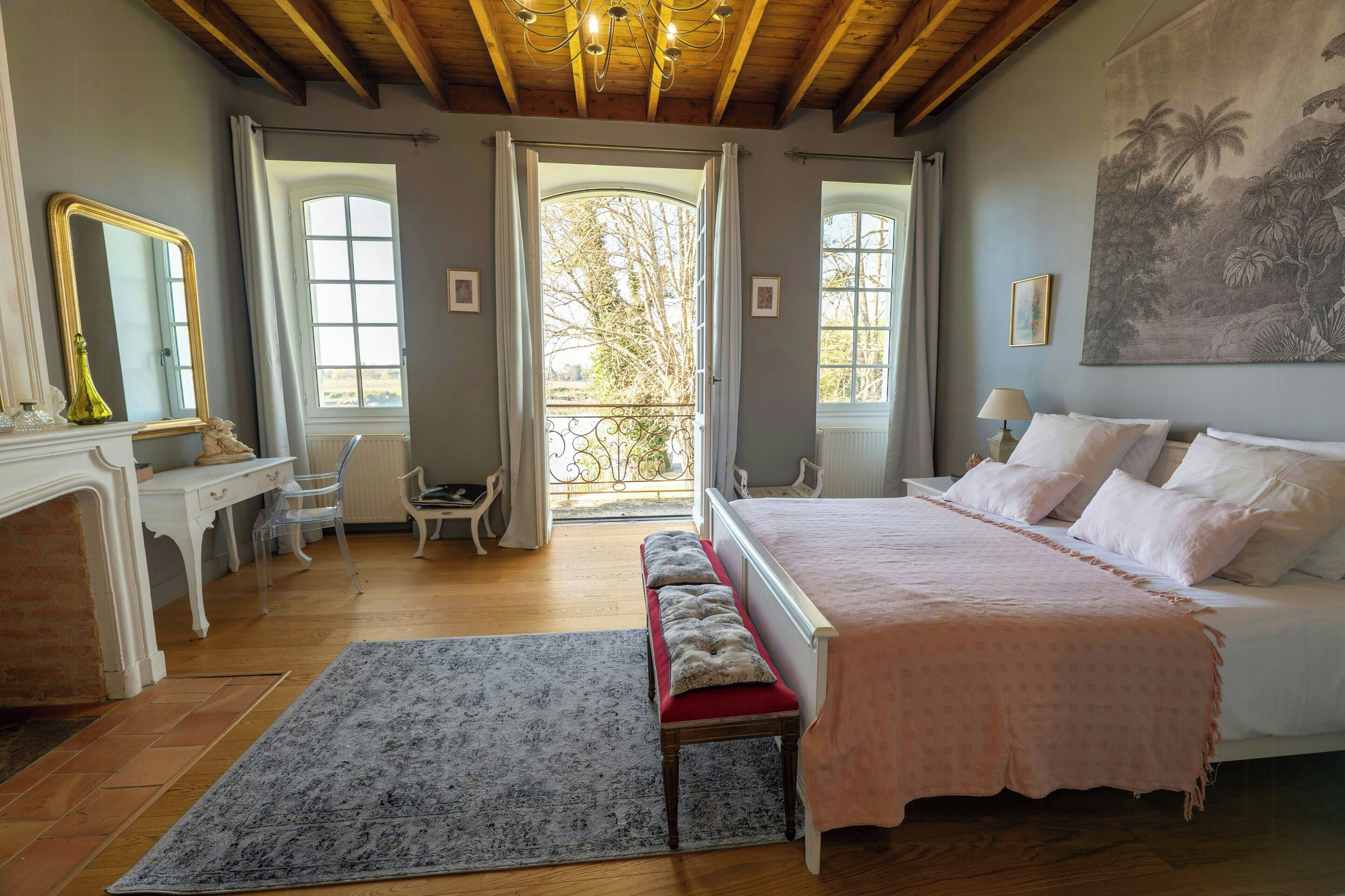 6 bedrooms, desk, free WiFi