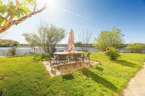 Outdoor dining - Historic mansion with pool by the Garonne river (Tabanac)