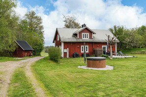 Exterior - Swedish cottage by forest and lake in Småland (Traryd)