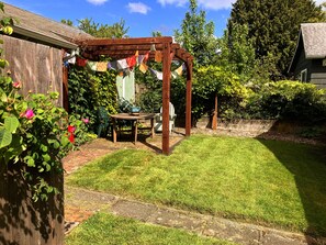 Outdoor dining - Beautiful 3-bedroom house in welcoming Seattle (Seattle)