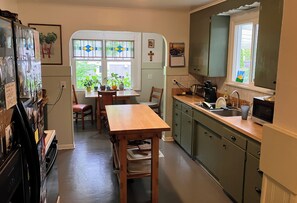 Private kitchen - Beautiful 3-bedroom house in welcoming Seattle (Seattle)