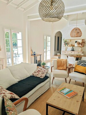 TV - Villa on a shaded hectare in Provence Verte (Nans les Pins)