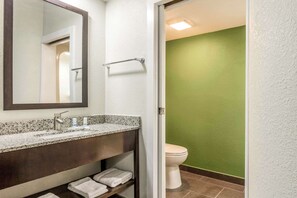 Basic Room, 1 King Bed | Bathroom | Towels, soap, shampoo, toilet paper - Flowood Inn (Flowood)