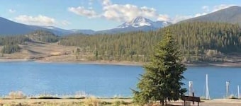 Lake Dillon! Amphitheatre, Walk to Lake, Pool & Hot Tub