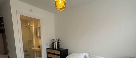 2 habitaciones, tabla de planchar con plancha, wifi y ropa de cama