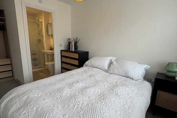 2 habitaciones, tabla de planchar con plancha, wifi y ropa de cama
