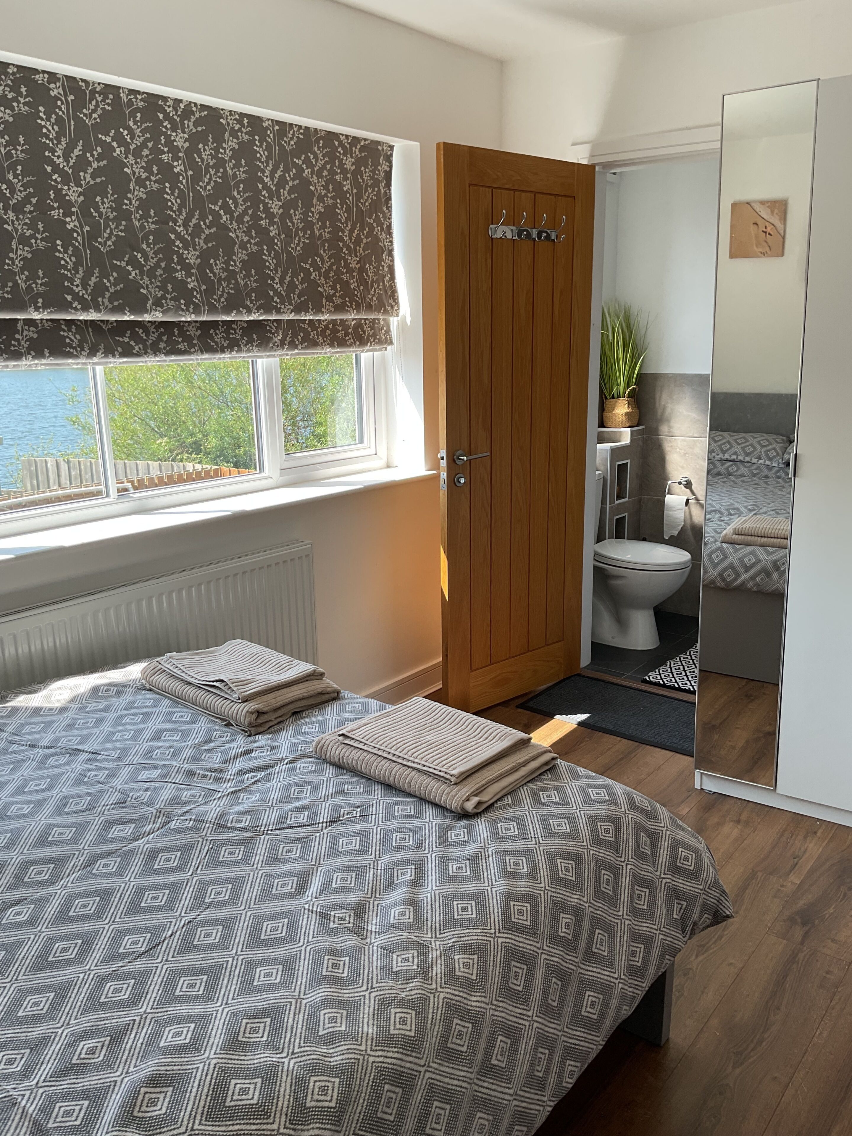 3 habitaciones, tabla de planchar con plancha y ropa de cama 