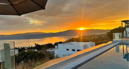 Work with a view of the lake, surrounded by natural attractions.