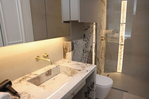 Dusche, Haartrockner, Handtücher, Seife