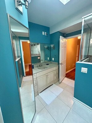 Hair dryer, soap - Elegant 3BR Apt / 4 Beds / 2 Bath / Wi-Fi / Free Parking (Owings Mills)