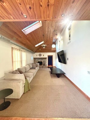 Living area - Elegant 3BR Apt / 4 Beds / 2 Bath / Wi-Fi / Free Parking (Owings Mills)