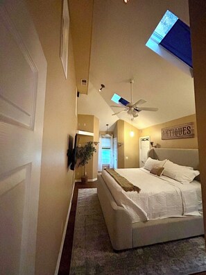 Iron/ironing board, WiFi, bed sheets - Elegant 3BR Apt / 4 Beds / 2 Bath / Wi-Fi / Free Parking (Owings Mills)