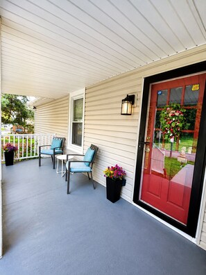 Terrace/patio - Elegant 3BR Apt / 4 Beds / 2 Bath / Wi-Fi / Free Parking (Owings Mills)