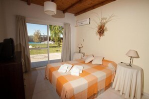 Bungalow superior, vista al jardín | Muebles diferentes, wifi gratis y ropa de cama 