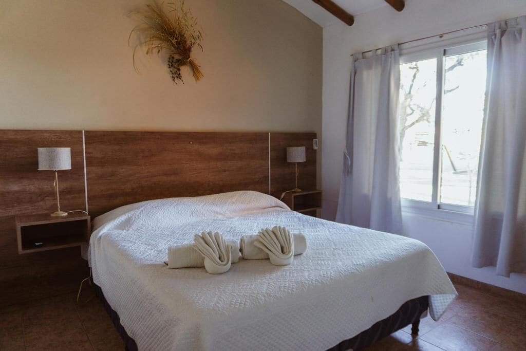 Bungalow básico, vistas al jardín | Mobiliario individual, wifi gratis, ropa de cama