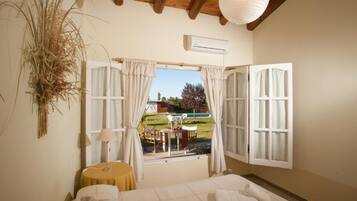 Muebles diferentes, wifi gratis y ropa de cama