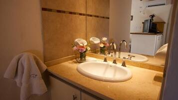 Superior Studio, Garden View | Bathroom