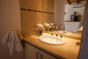 Superior Studio, Garden View | Bathroom - Cabañas El Valle (San Rafael)