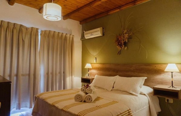 Bungalow supérieur, vue sur le jardin | Ameublement unique, accès au Wi-Fi (inclus), literie fournie