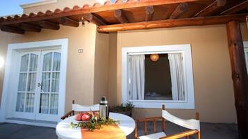 Bungalow, Garden View | Outdoor dining