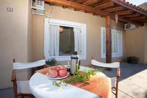 Basic Bungalow, Garden View | Outdoor dining