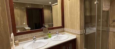 Ducha, bañera de hidromasaje, secador de pelo, bidet