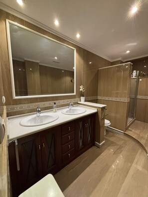 Shower, jetted bath, hair dryer, bidet - Paquita's House (Priego de Córdoba)