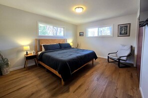 Iron/ironing board, WiFi, bed sheets - 5 Smart TV`s, King Bed, Fenced Yard, Historic Area (Fargo)