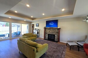 TV - 5 Smart TV`s, King Bed, Fenced Yard, Historic Area (Fargo)
