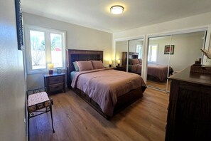Iron/ironing board, WiFi, bed sheets - 5 Smart TV`s, King Bed, Fenced Yard, Historic Area (Fargo)