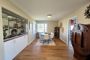Dining - 5 Smart TV`s, King Bed, Fenced Yard, Historic Area (Fargo)
