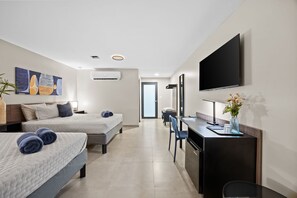 Room - OB | Double Queen Suite (Carolina)