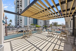 Outdoor dining - OB | Double Queen Suite (Carolina)