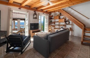 Smart TV, fireplace - Nice home in Vela Luka with WiFi (Vela Luka)