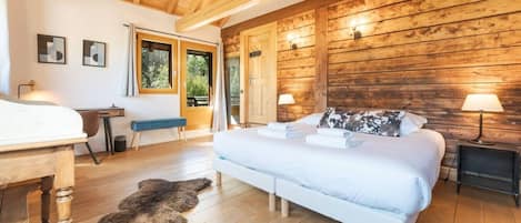 Escritorio, wifi y ropa de cama