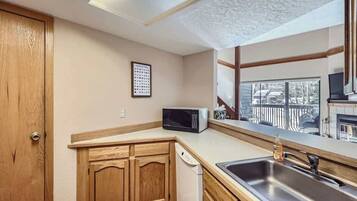 Condo, Multiple Beds, Balcony, Mountain View (A-F-MSF258) | Private kitchen