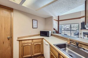 Condo, várias camas, sacada, vista para a montanha (A-F-MSF258) | Cozinha privada