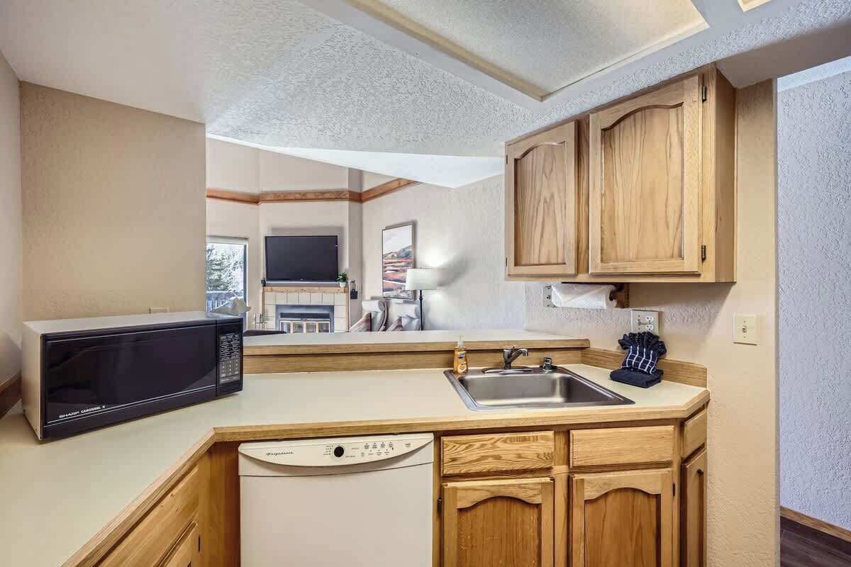 Condo, Multiple Beds, Balcony, Mountain View (A-F-MSF258) | Private kitchen
