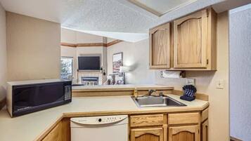 Condo, Multiple Beds, Balcony, Mountain View (A-F-MSF258) | Private kitchen