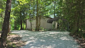 A gravel path leading to a building surrounded by trees. - Stay at Lazy Lure just minutes to several surrounding lakes (Quitman)