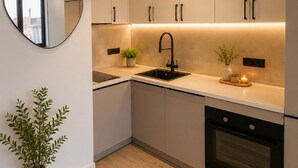 Uma cozinha moderna com uma ilha central, uma pia e um fogão.
