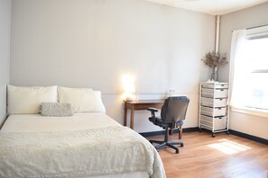 2 slaapkamers, een bureau, een strijkplank/strijkijzer, gratis wifi