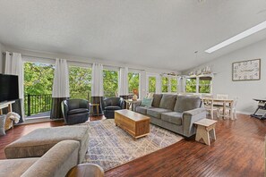 TV, fireplace, DVD player, books - Beaver Lake Access Retreat w Deck & Grill! (Garfield)