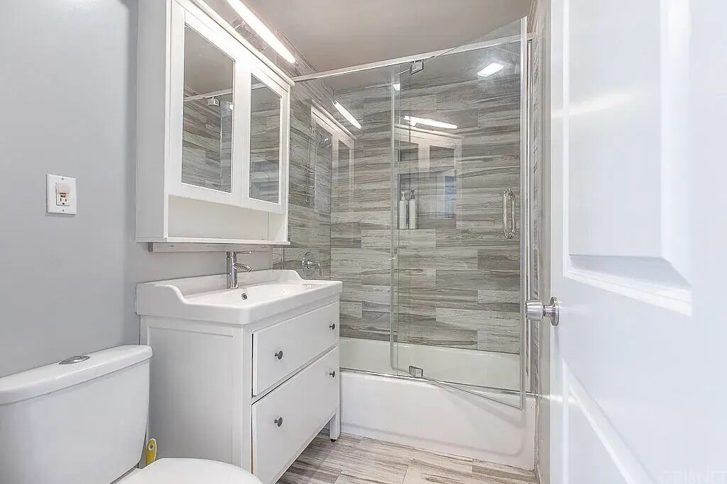 Een haardroger, een bidet, handdoeken, zeep