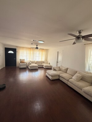 Living area - Spacious 3 Bedrooms Los Angeles Home ♥ Queen Beds ♥ AC ♥ Washer/Dryer (Los Angeles)