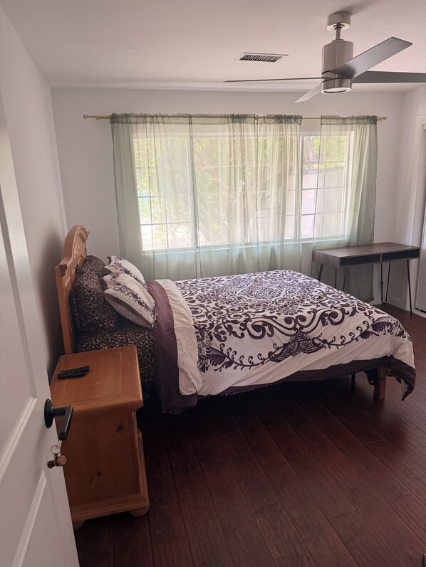 Room - Spacious 3 Bedrooms Los Angeles Home ♥ Queen Beds ♥ AC ♥ Washer/Dryer (Los Angeles)
