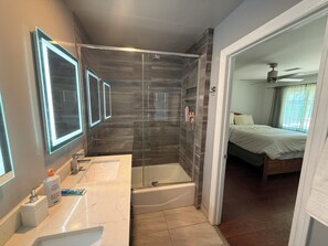 Bathroom - Spacious 3 Bedrooms Los Angeles Home ♥ Queen Beds ♥ AC ♥ Washer/Dryer (Los Angeles)