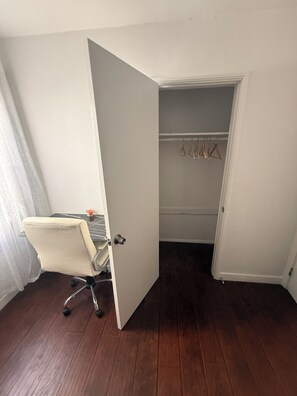 Interior - Spacious 3 Bedrooms Los Angeles Home  ♥  Queen Beds  ♥  AC  ♥  Washer/Dryer (Los Angeles)